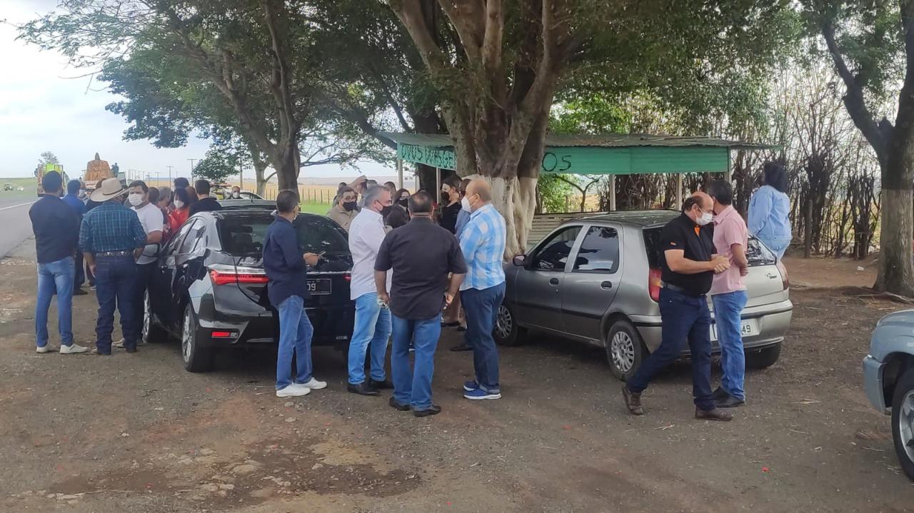 Foto 3 de 5 — Políticos de Araraquara, Ibaté e São Carlos protestam em Rodovia contra pedágio